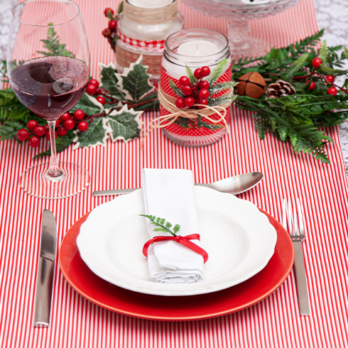 mesa de natal na cores vermelha com decoração