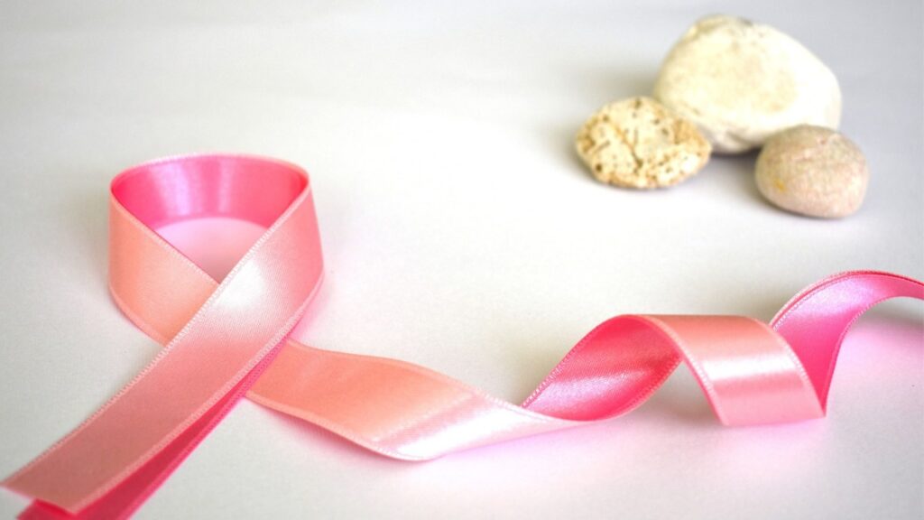 Um laço rosa em cima de um fundo claro