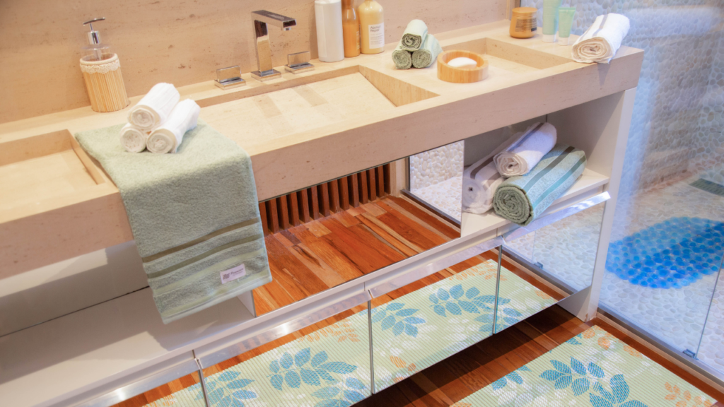 Um banheiro relaxante e convidativo com pia e chuveiro