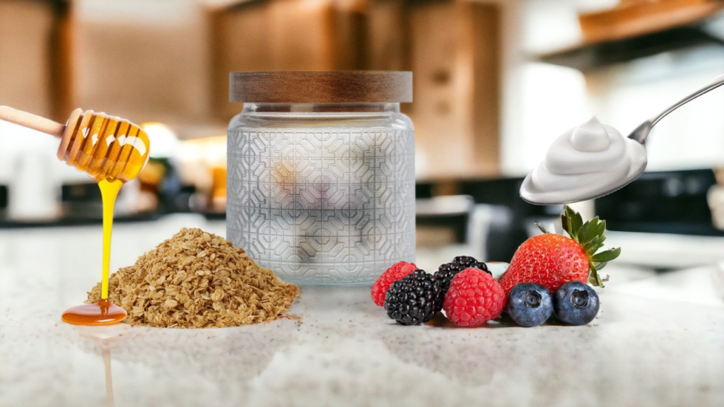 Ingredientes para um parfait de iogurte com granola e frutas vermelhas: iogurte grego natural, granola, morangos, framboesas, mirtilos, aveia em flocos, mel e um pote de vidro transparente.